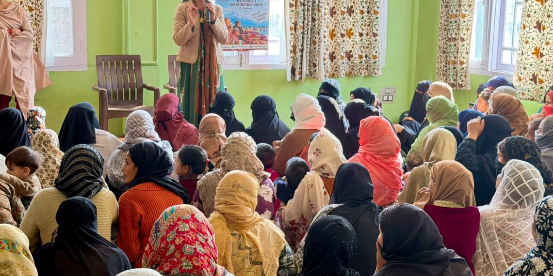 Rouble Nagi Art Foundation Distributes Blankets Among Women in Downtown Srinagar
